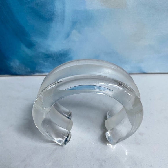 80s VTG JUDITH HENDLER Clear &Translucent White Lucite Cuff Bracelet Signed - Picture 4 of 6